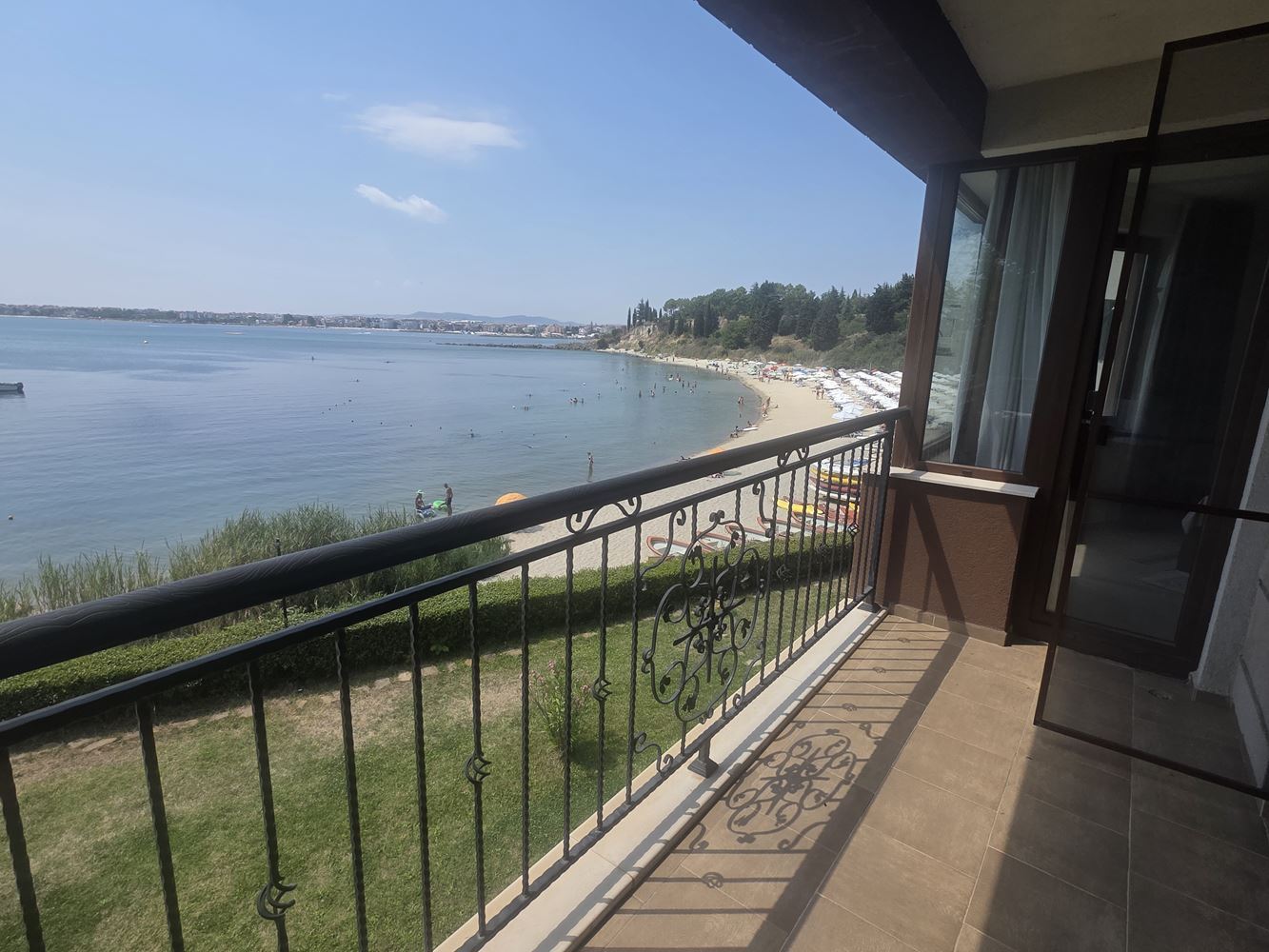 Zweizimmerwohnung in erster Meereslinie mit frontalem Meerblick in Nessebar
