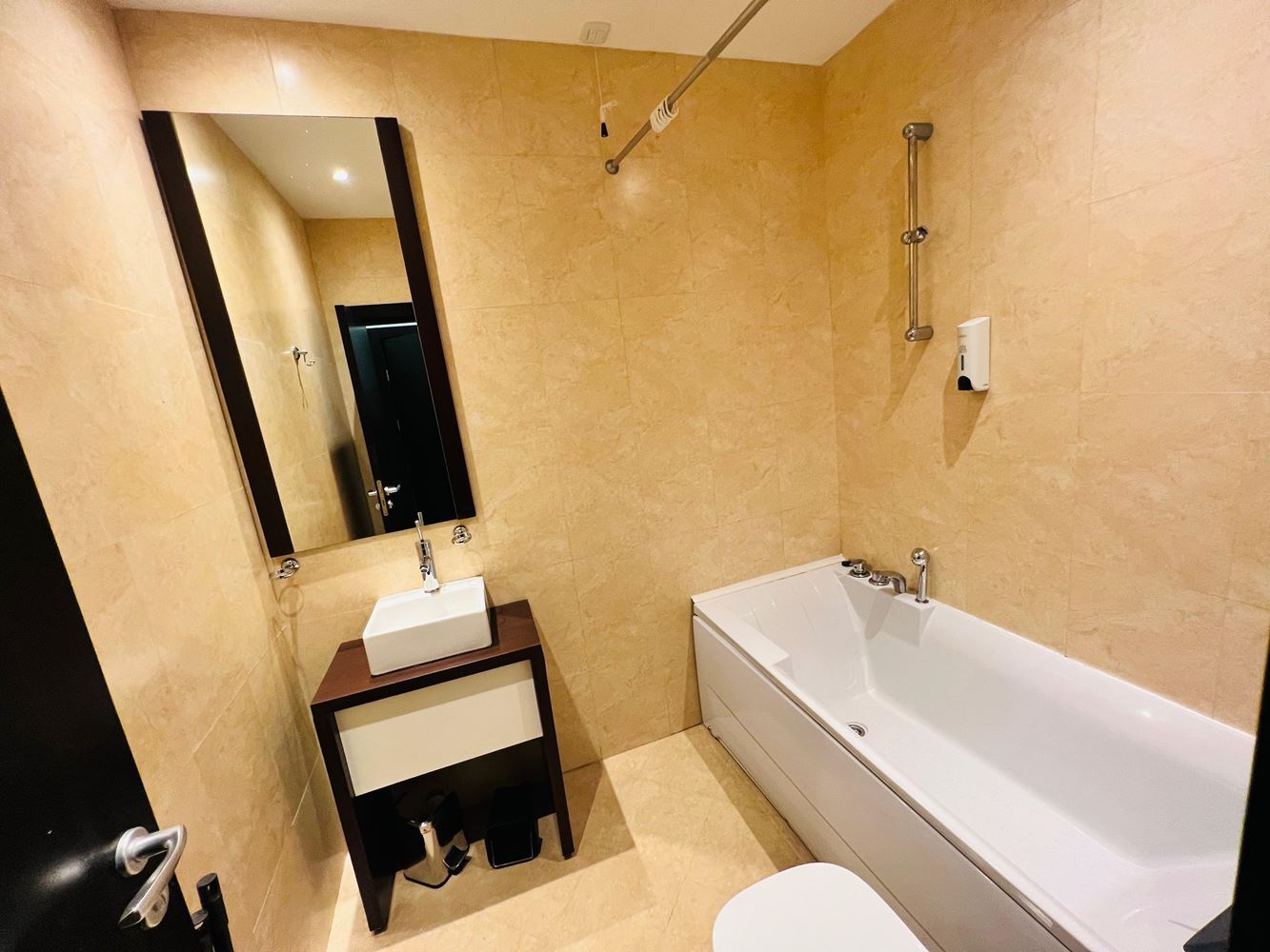 Geräumige Wohnung mit zwei Schlafzimmern und Meerblick in einem luxuriösen Komplex in erster Meereslinie in Sveti Vlas