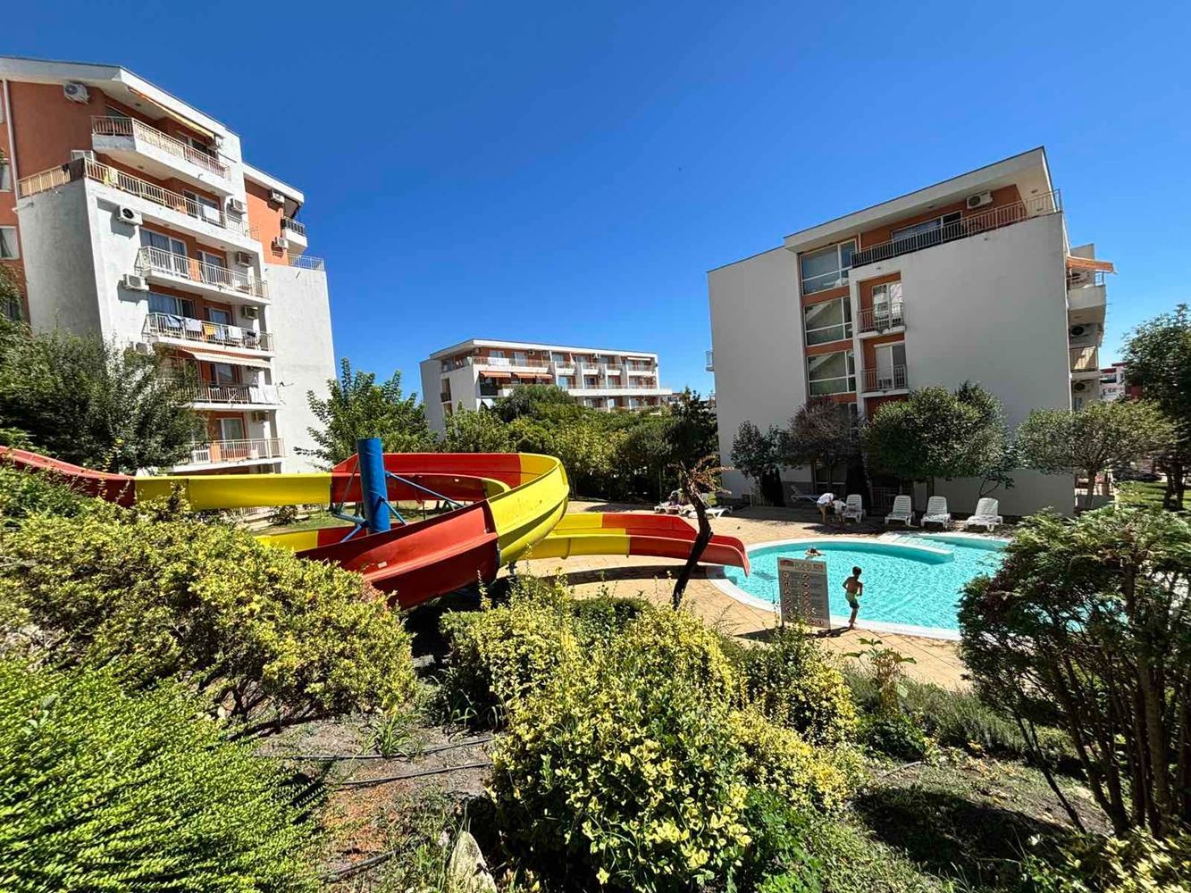 Wohnung mit wunderschönem Poolblick in Sveti Vlas – Ihr Ort für Erholung am Meer