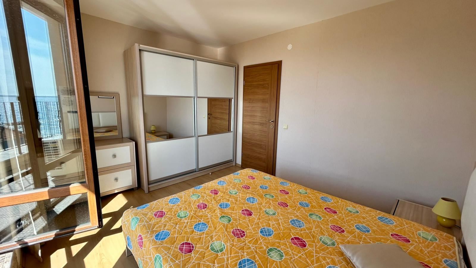 Sveti Vlas – Drei-Zimmer-Wohnung mit direktem Panoramablick auf das Meer in einer Anlage in erster Linie