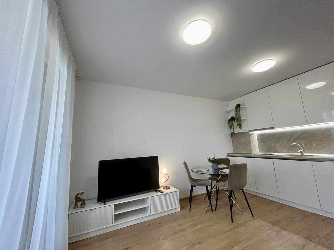 Zwei-Zimmer-Oase in einem neuen Luxuskomplex in Sonnenstrand – mit Poolblick