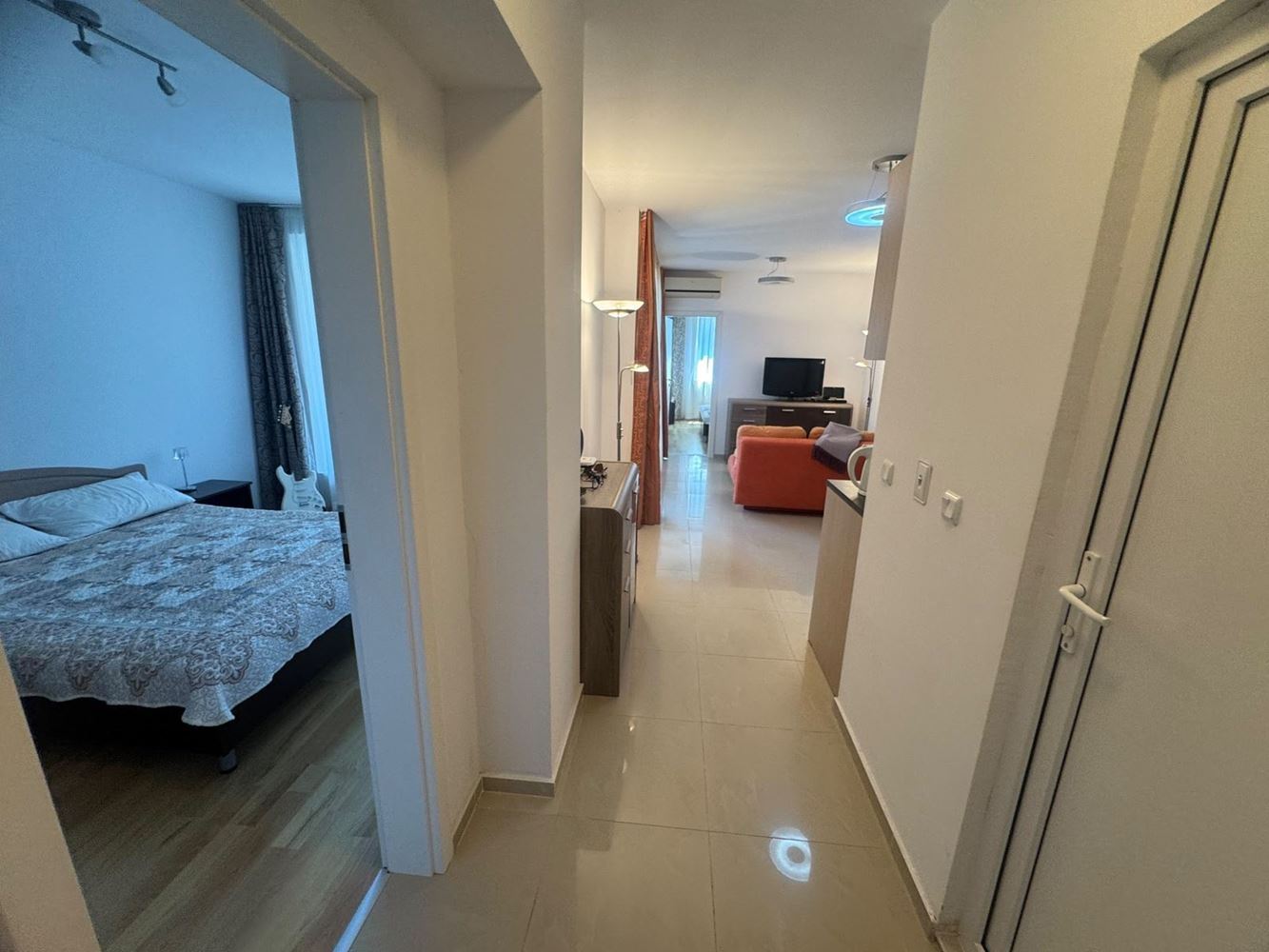 Südlich ausgerichtete 3-Zimmer-Wohnung mit Tiefgaragenstellplatz 200 m vom Meer in Pomorie