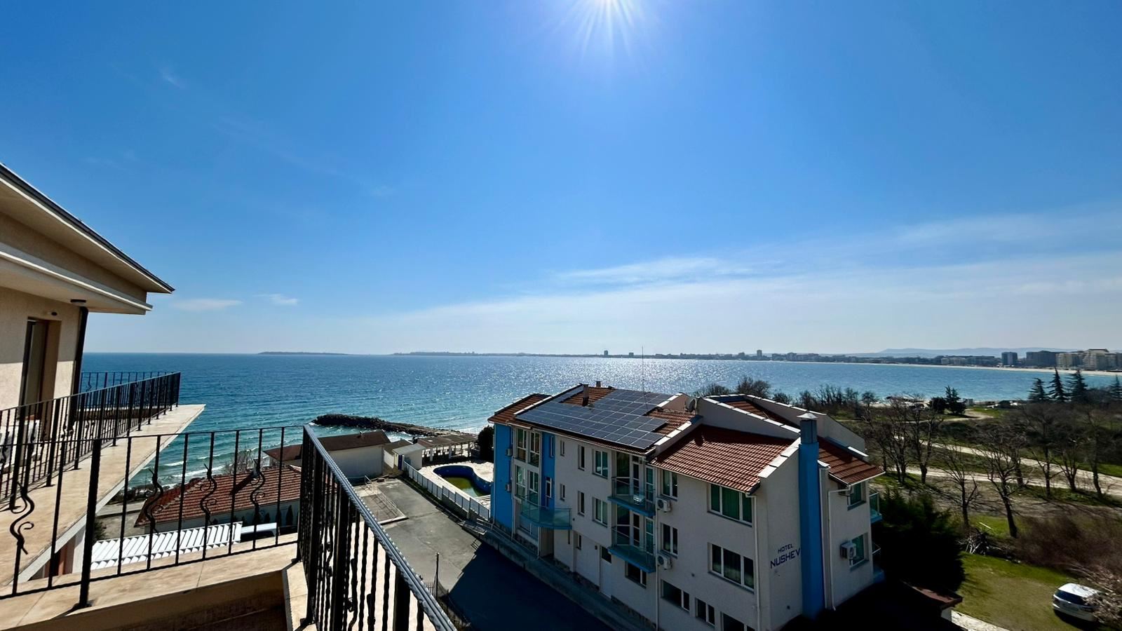 Sveti Vlas – Drei-Zimmer-Wohnung mit direktem Panoramablick auf das Meer in einer Anlage in erster Linie