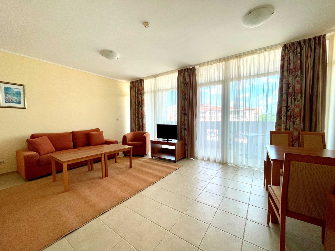 Geräumige Wohnung mit einem Schlafzimmer in erster Meereslinie in Pomorie mit Meerblick