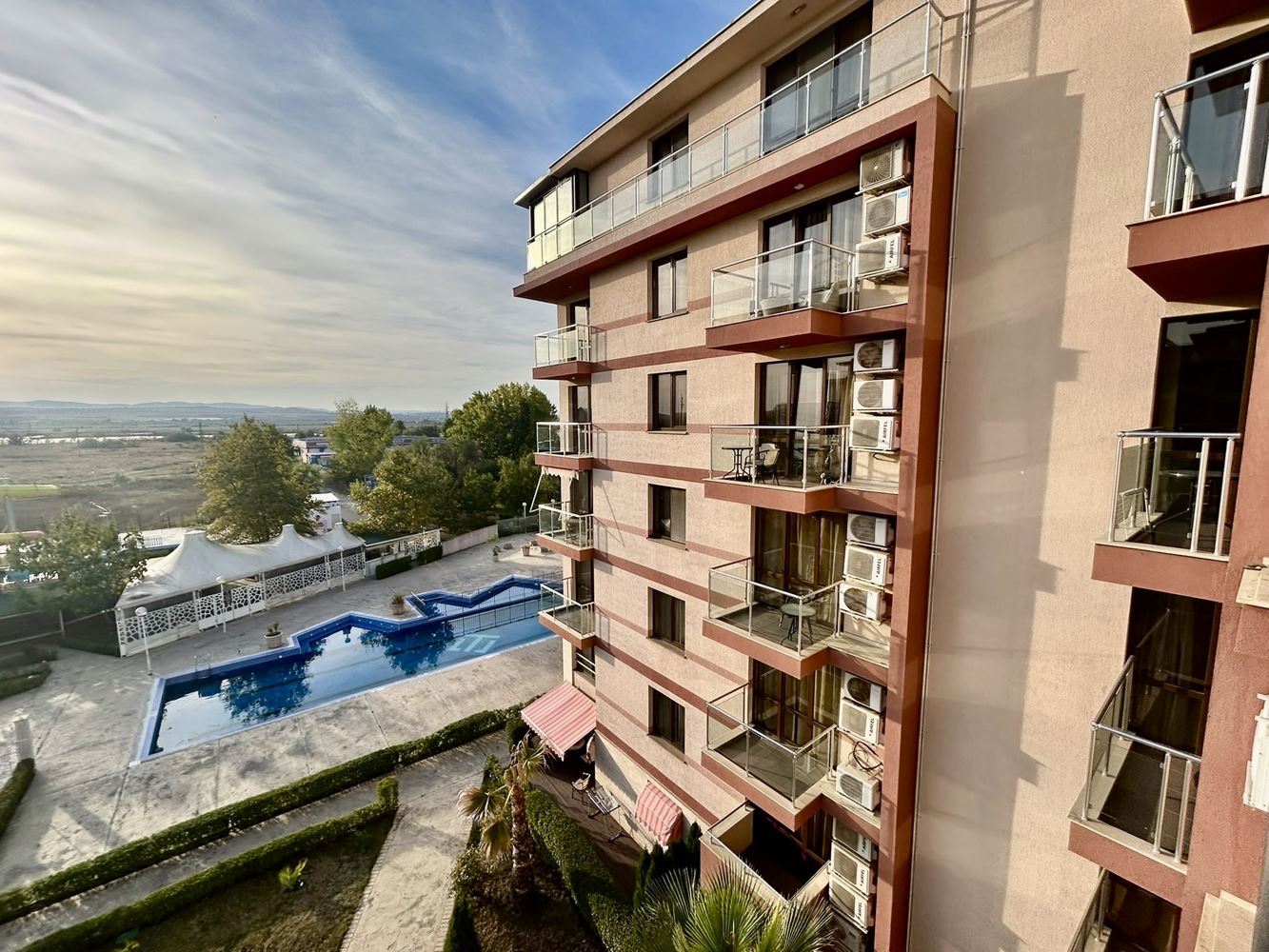 Zweizimmerwohnung mit Blick auf den Pool in einer Anlage mit umfangreicher Infrastruktur
