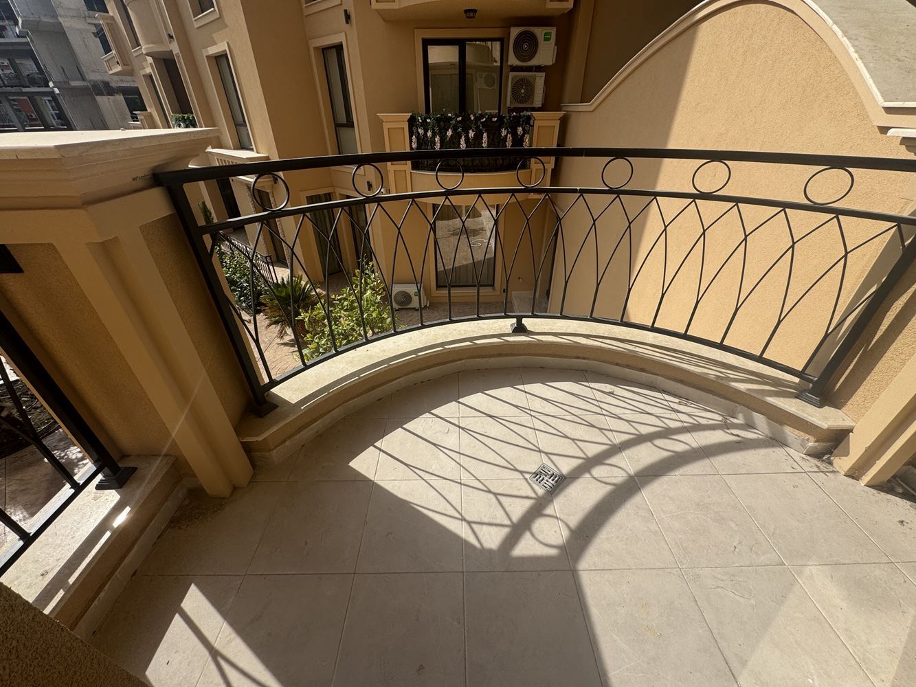 Studio in einer neuen Luxuswohnanlage in Sunny Beach mit Blick auf den Pool und den Garten