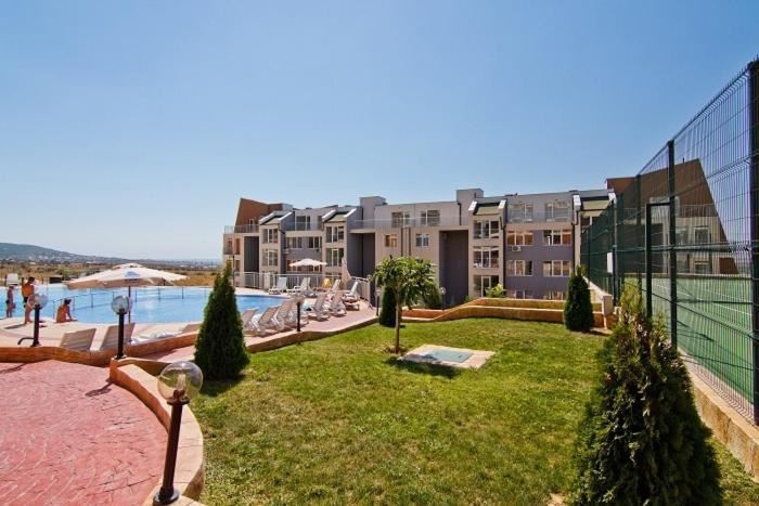 Kleine Zweizimmerwohnung mit direktem Zugang zum Pool – gemütliche Immobilie in einer Wohnanlage mit umfangreicher Infrastruktur nahe Sonnenstrand
