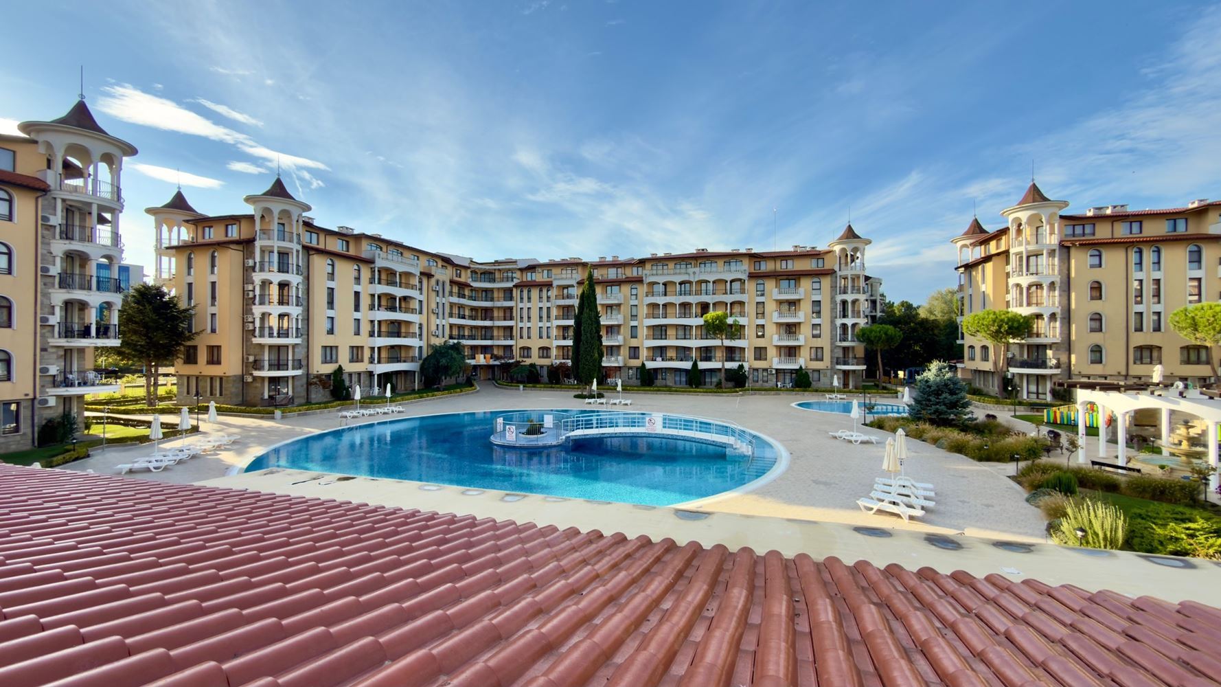 Geräumige Zweizimmerwohnung mit großer Terrasse und Poolblick in Sonnenstrand