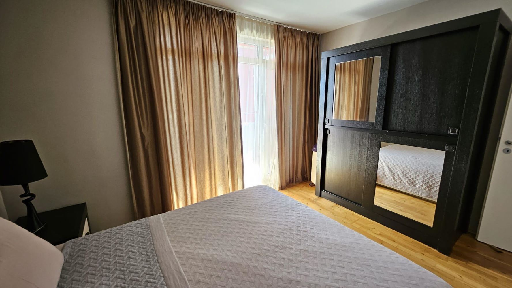 Drei-Zimmer-Wohnung in erster Meereslinie in Kiten mit Panoramablick auf das Meer und beeindruckenden Terrassen