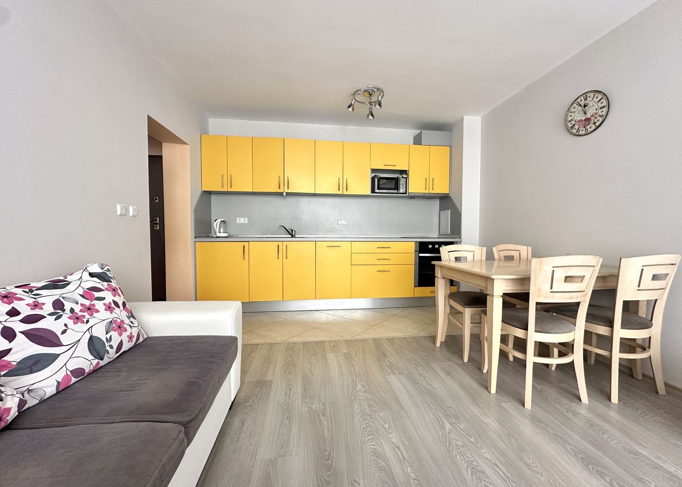 Ein-Zimmer-Apartment 100 m vom Strand in Pomorie – Komfort, Bequemlichkeit und Meerblick