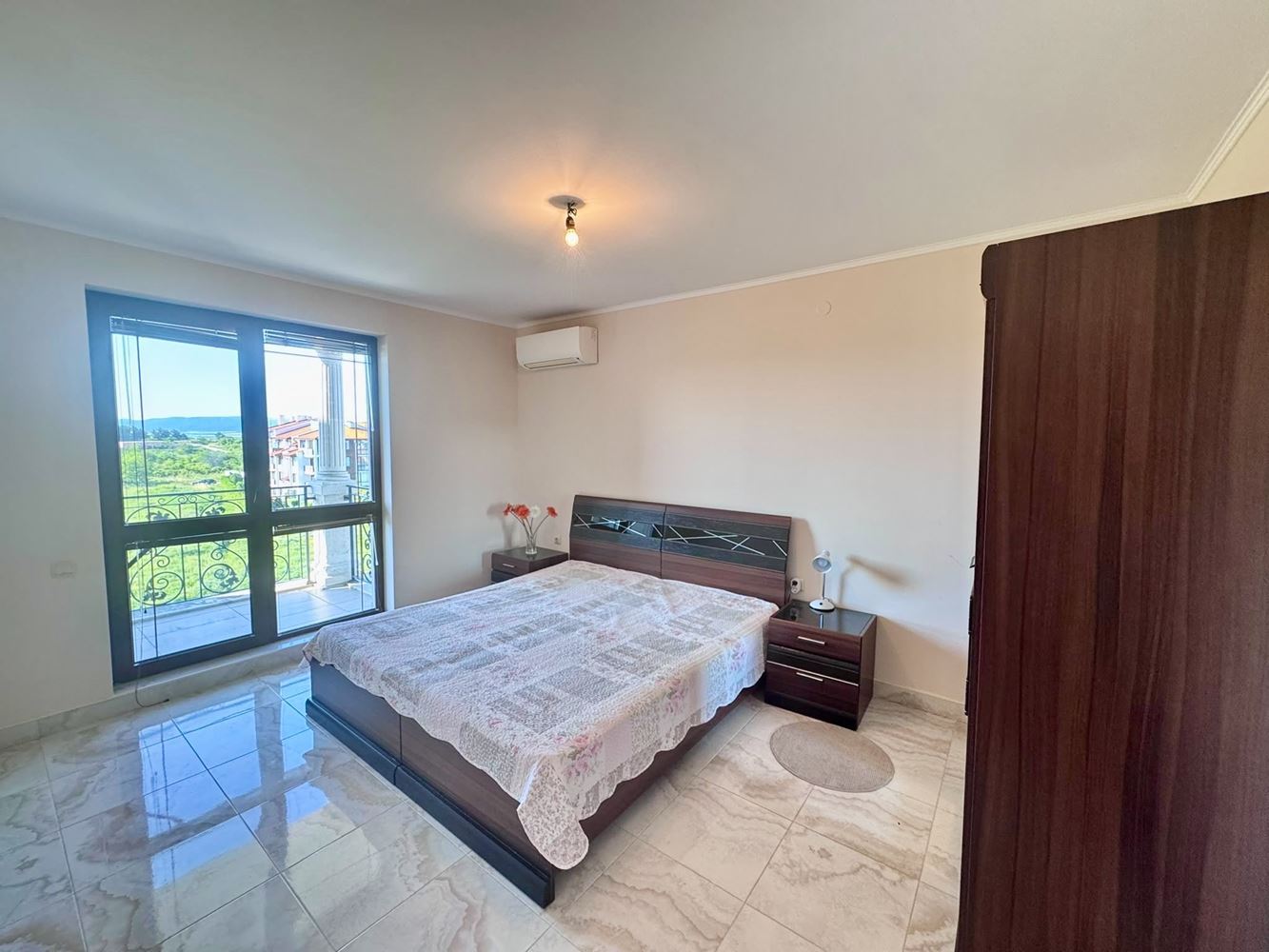 Großzügige Drei-Zimmer-Wohnung mit Meerpanorama in einem prestigeträchtigen Komplex in Nessebar – Komfort, Raum und beeindruckende Ausblicke