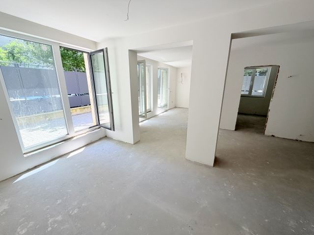 Drei-Zimmer-Wohnung mit zwei Schlafzimmern, eigenem Garten und zwei Stellplätzen in einem neuen Luxusgebäude im Herzen von Burgas