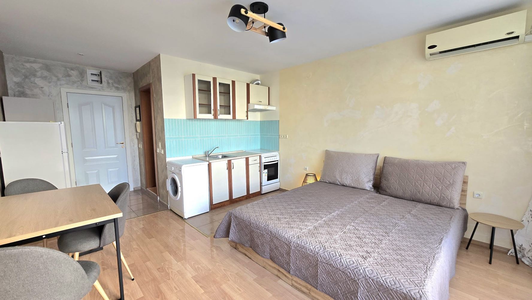 Helles Studio mit Poolblick in einer modernen Wohnanlage in Sonnenstrand