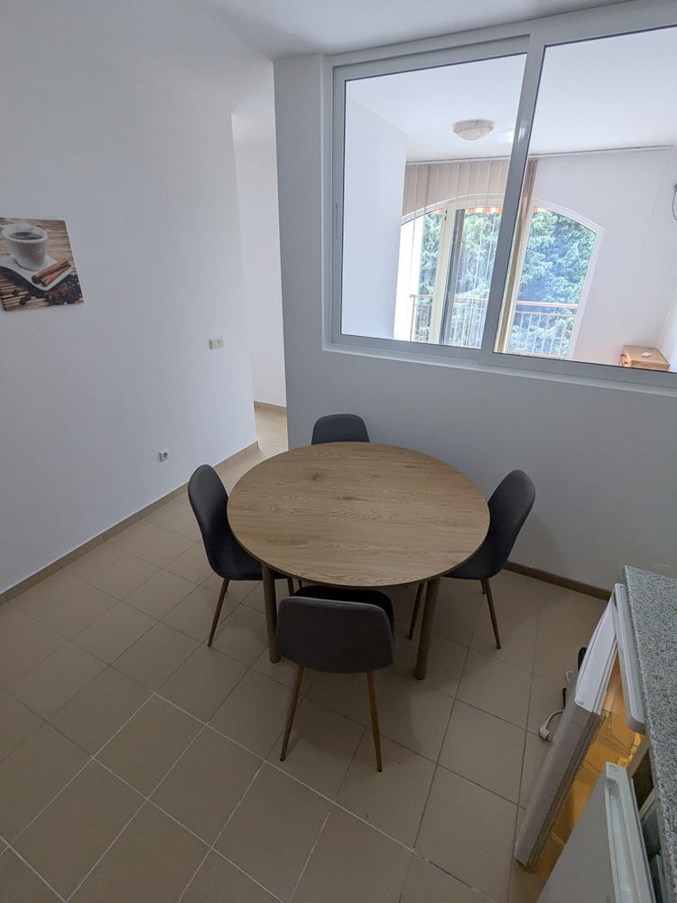 Geräumige Drei-Zimmer-Wohnung mit frontalem Meerpanorama in einer Anlage in Ravda