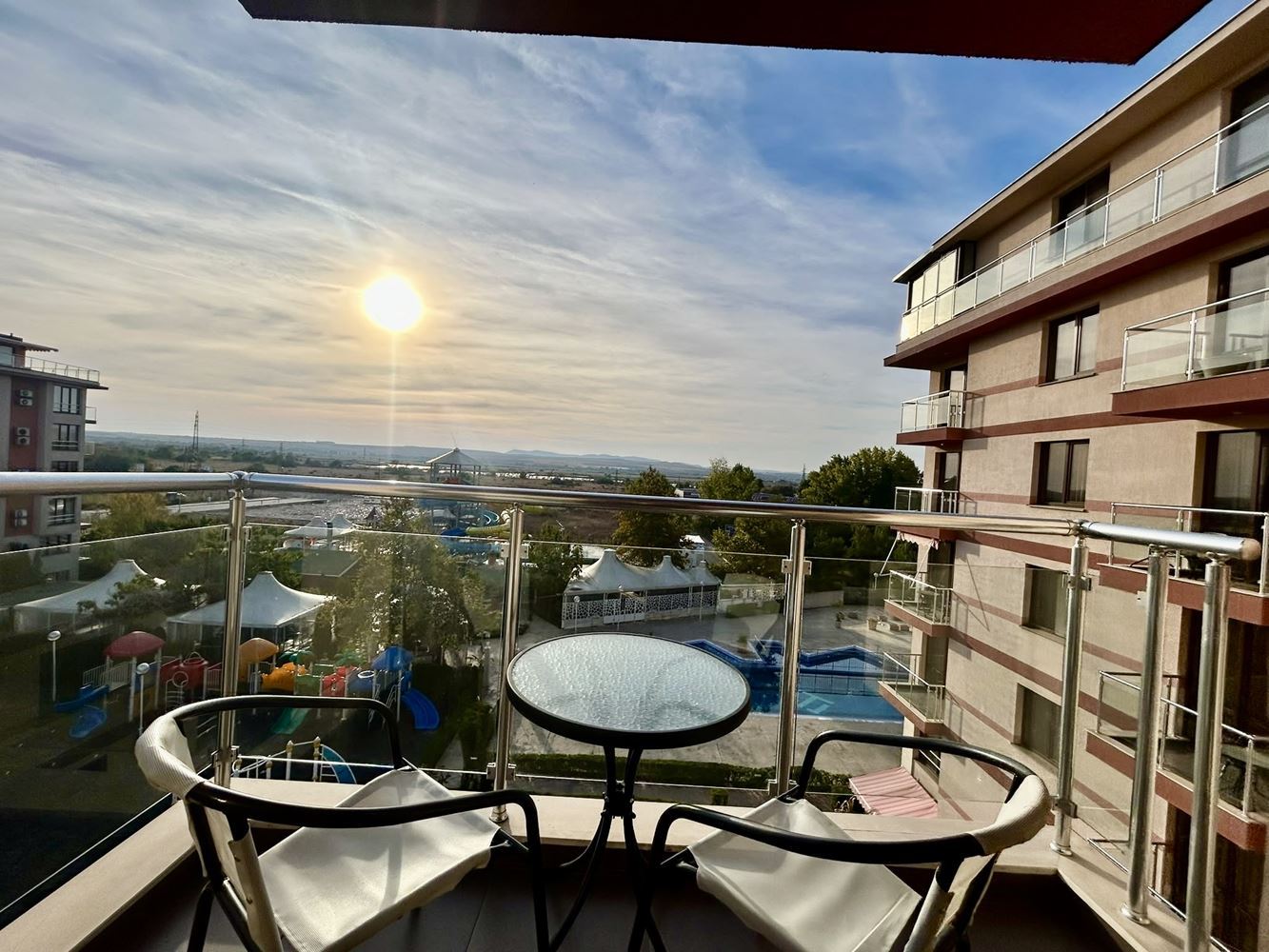 Zweizimmerwohnung mit Blick auf den Pool in einer Anlage mit umfangreicher Infrastruktur