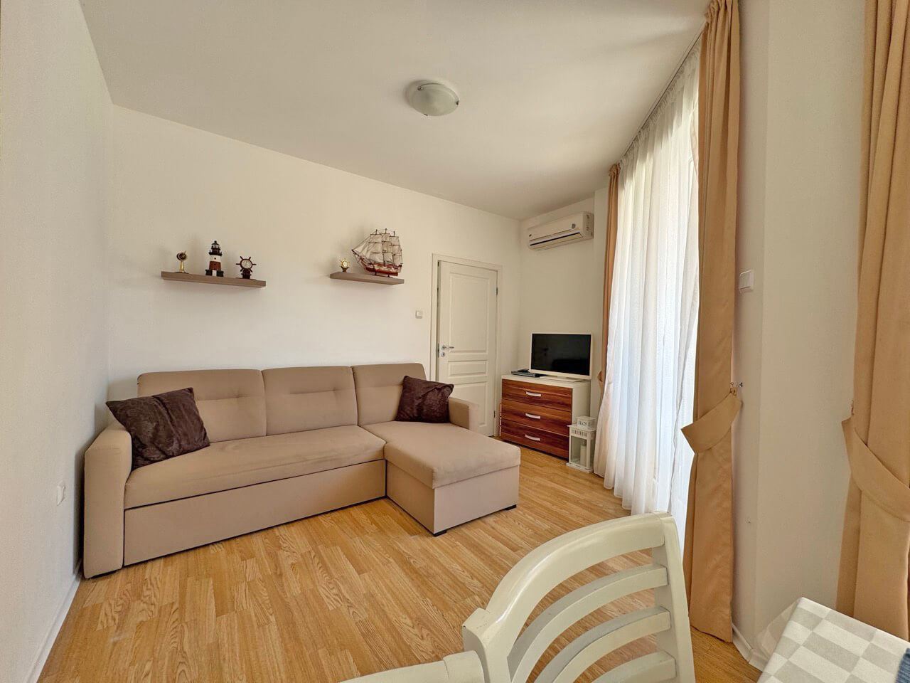 Elegante Zweizimmerwohnung mit Poolblick in einer luxuriösen Anlage in Sonnenstrand