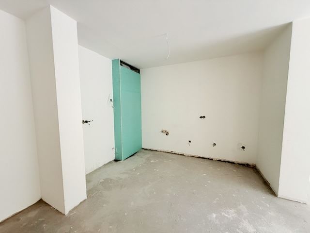 Drei-Zimmer-Wohnung mit zwei Schlafzimmern, eigenem Garten und zwei Stellplätzen in einem neuen Luxusgebäude im Herzen von Burgas