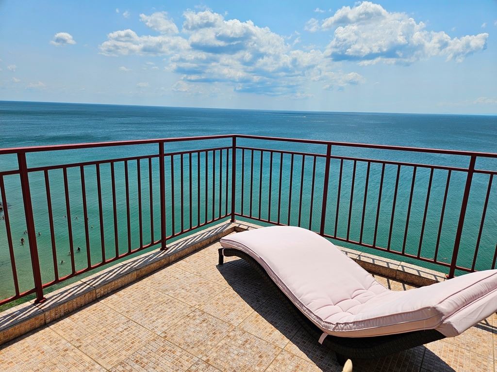 Luxuriöses Panoramaapartment in erster Meereslinie mit zwei Schlafzimmern und einer riesigen Terrasse