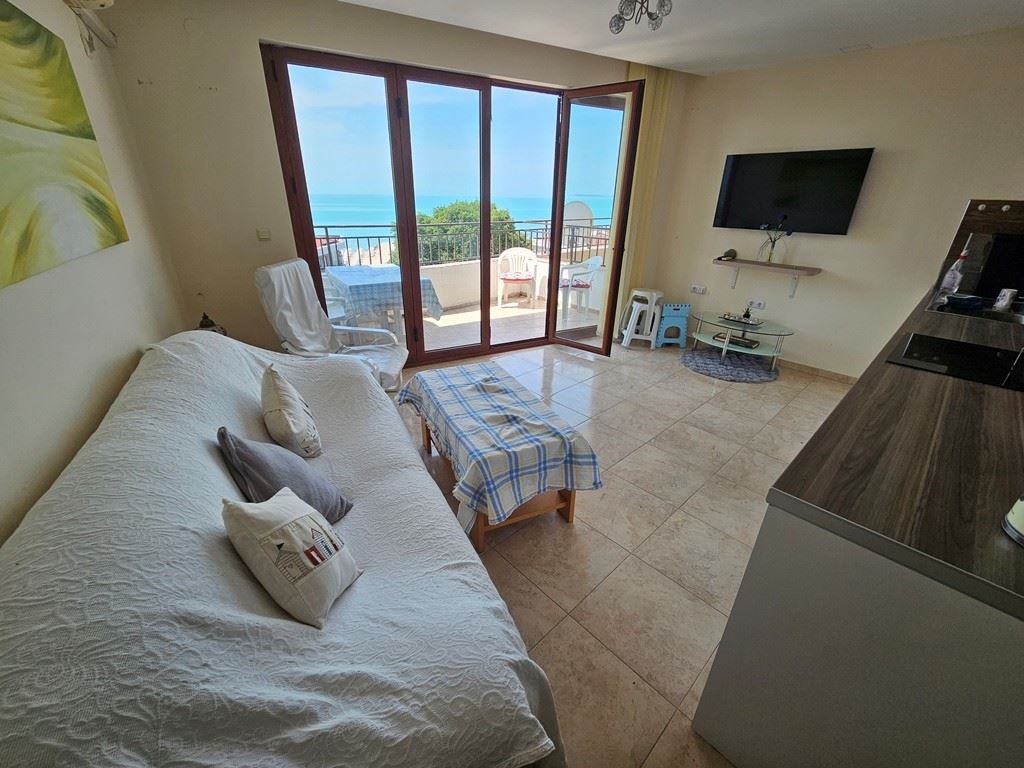 Panorama-Apartment mit zwei Schlafzimmern nur wenige Meter vom Strand entfernt in Elenite mit atemberaubendem Blick auf die Bucht