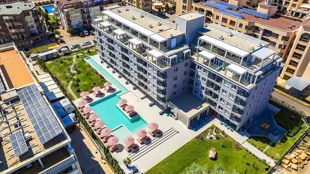 Sonnenstrand – neue Drei-Zimmer-Wohnung (Apartment mit zwei Schlafzimmern) mit großer Terrasse und Poolblick