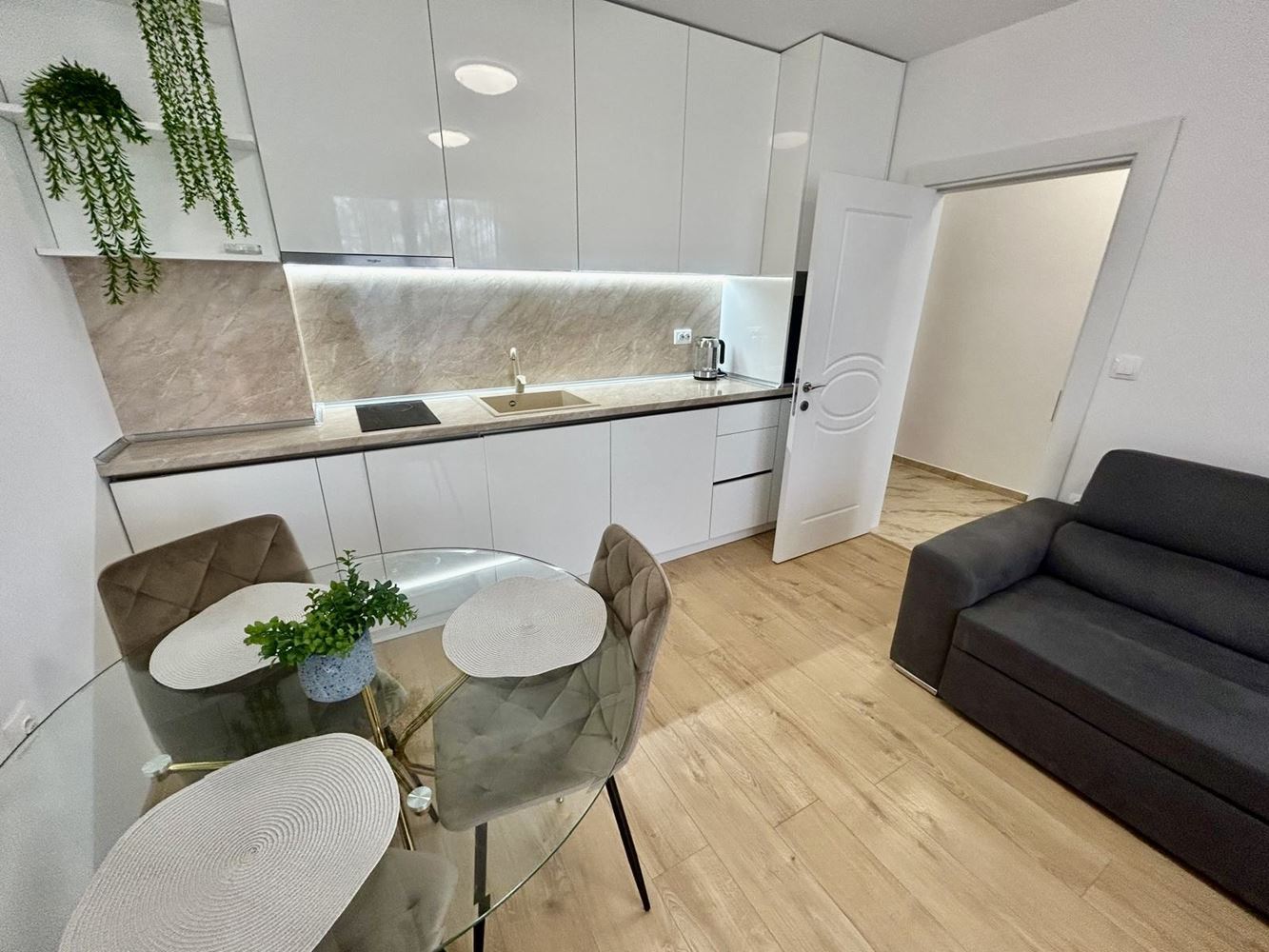 Zwei-Zimmer-Oase in einem neuen Luxuskomplex in Sonnenstrand – mit Poolblick