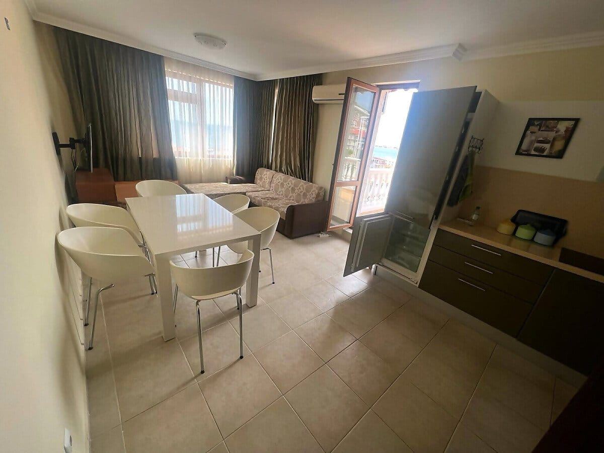 Geräumige Vier-Zimmer-Wohnung mit einzigartigem Panoramablick über die gesamte Bucht in Sveti Vlas