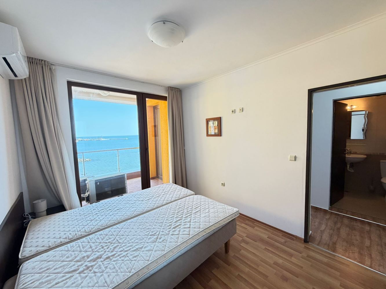 Wohnung mit zwei Schlafzimmern und direktem Meerblick in erster Meereslinie in Nessebar