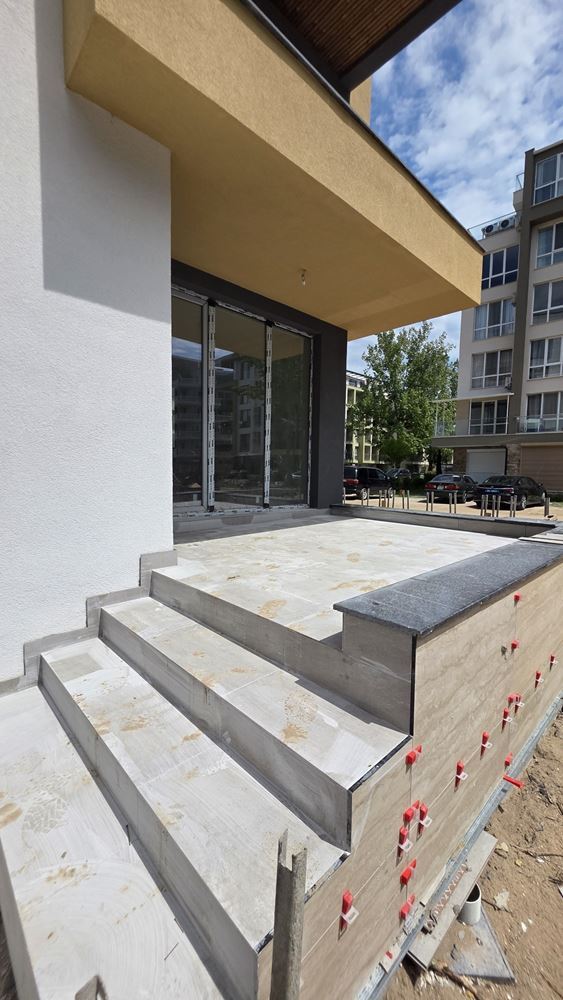 Moderne Drei-Zimmer-Wohnung (Wohnung mit zwei Schlafzimmern) mit Parkplatz in einer neuen Anlage in Sonnenstrand