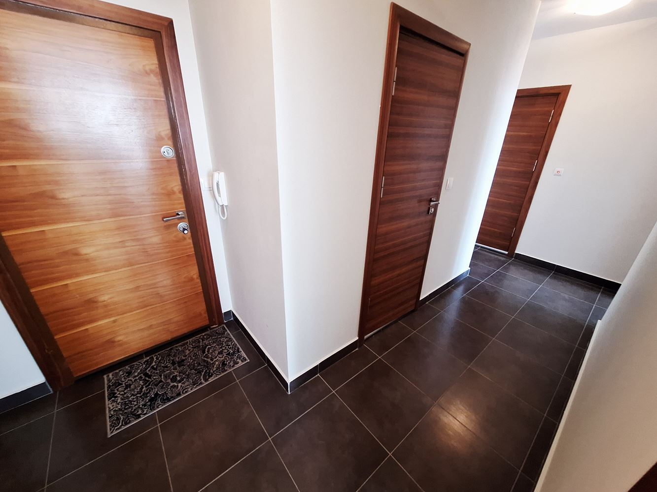 Geräumige 3-Zimmer-Wohnung mit Parkplatz nur 200 Meter vom Meer entfernt in Sveti Vlas