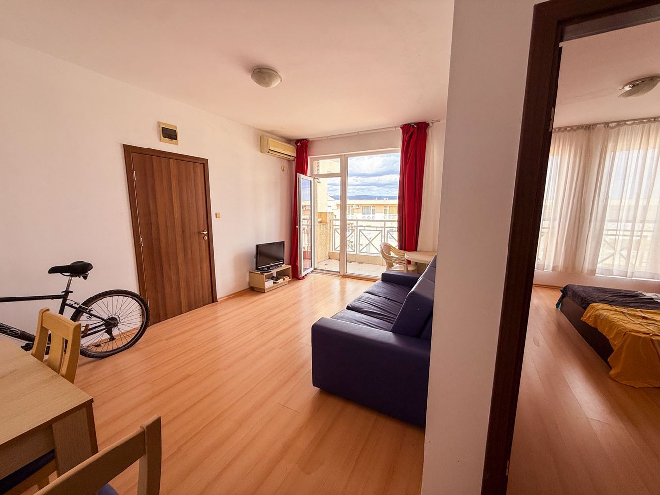 3-Zimmer-Wohnung mit Poolblick in einem gepflegten Komplex nahe Sonnenstrand