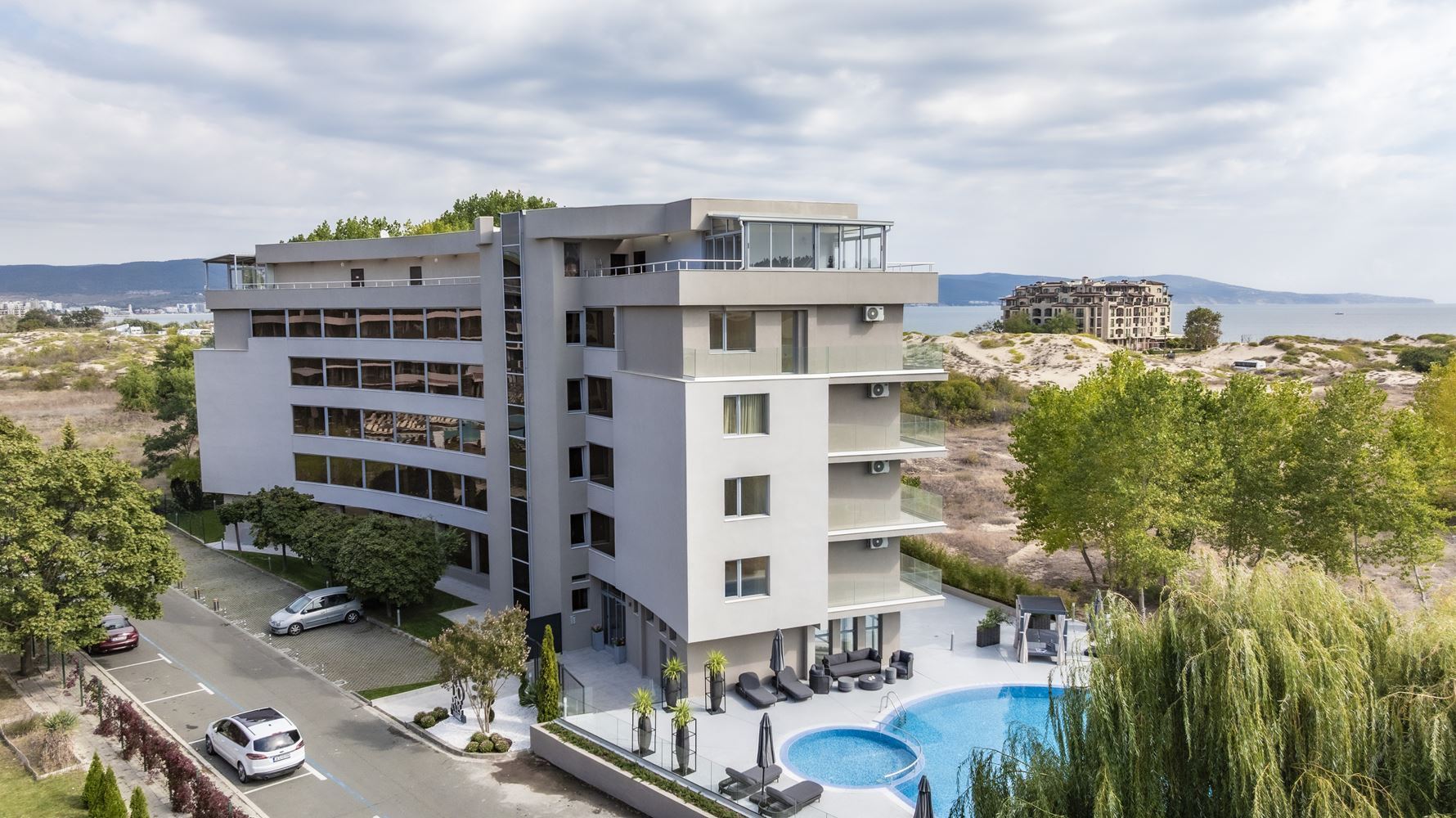 Erste Meereslinie in Sonnenstrand – geräumige 2-Zimmer-Wohnung mit Blick auf das Meer, die Berge und die Stadt