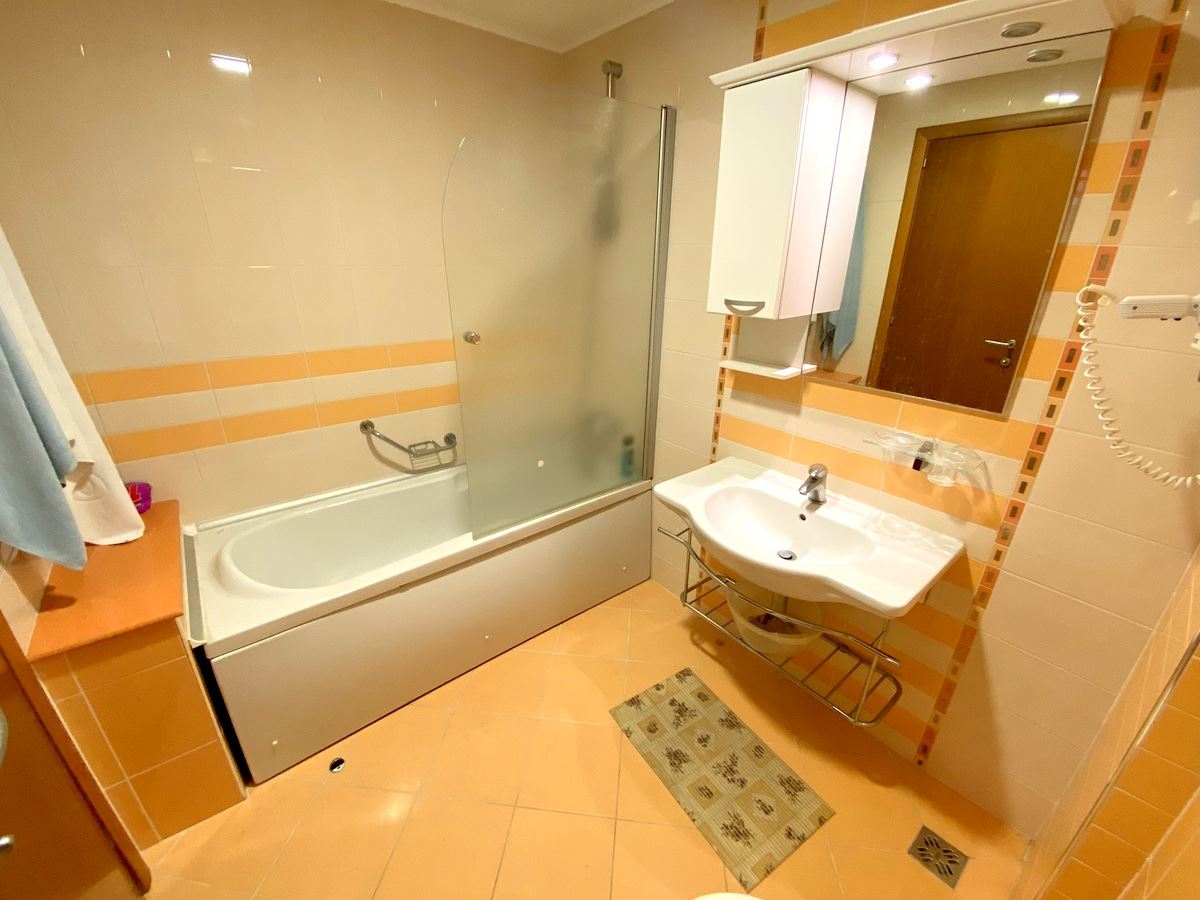 Zwei-Zimmer-Wohnung (mit einem Schlafzimmer) in erster Meereslinie in Ravda – Luxus, Natur und beeindruckender Poolblick