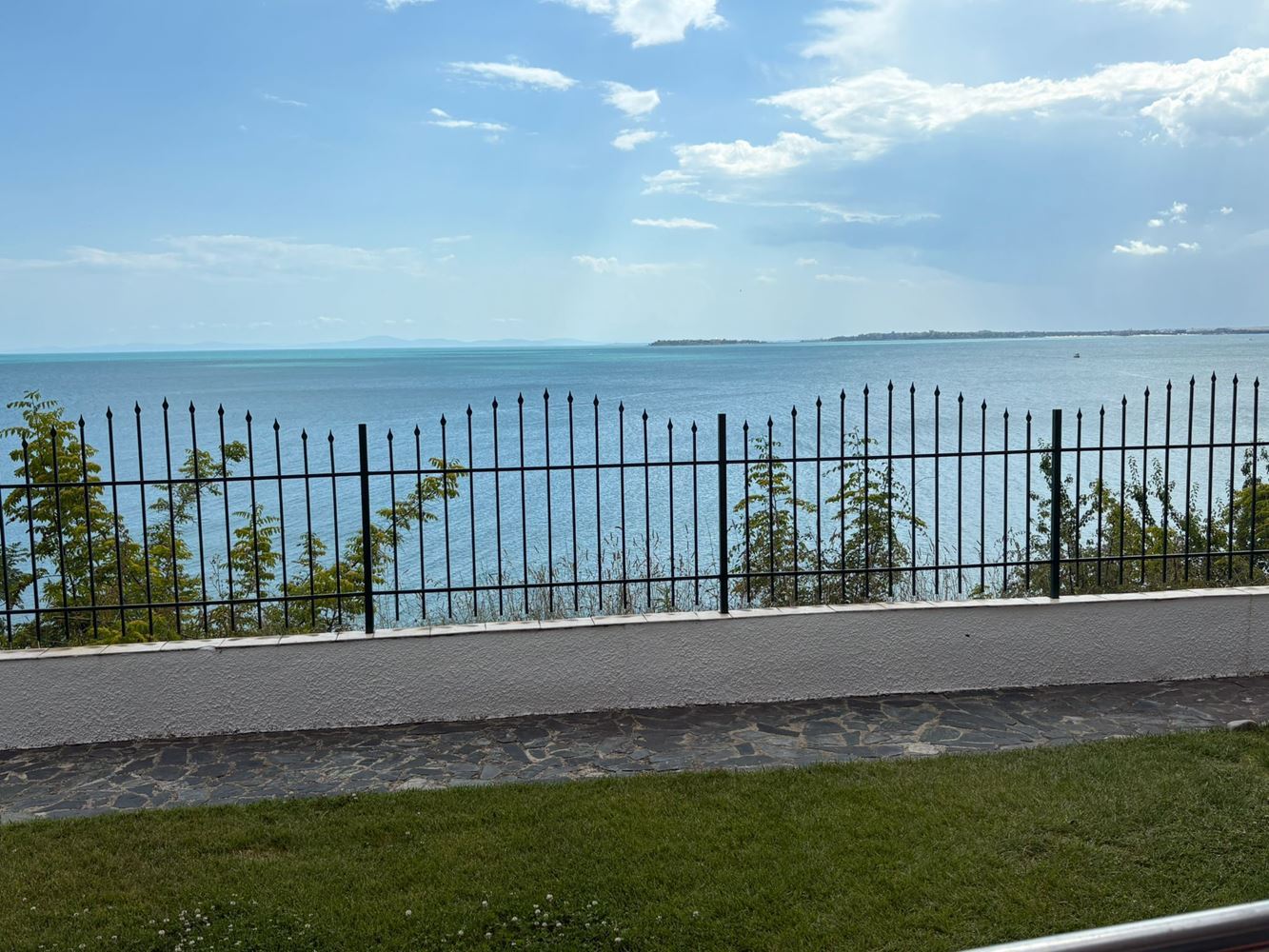 2-Zimmer-Wohnung mit direktem Meerblick in Sveti Vlas – Komfort, Ruhe und Resort-Lebensstil