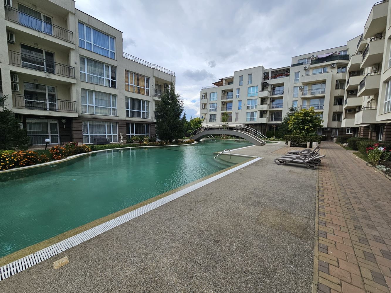 Zweizimmerwohnung inmitten von viel Grün in einer Anlage mit Swimmingpool und Kinderspielplatz