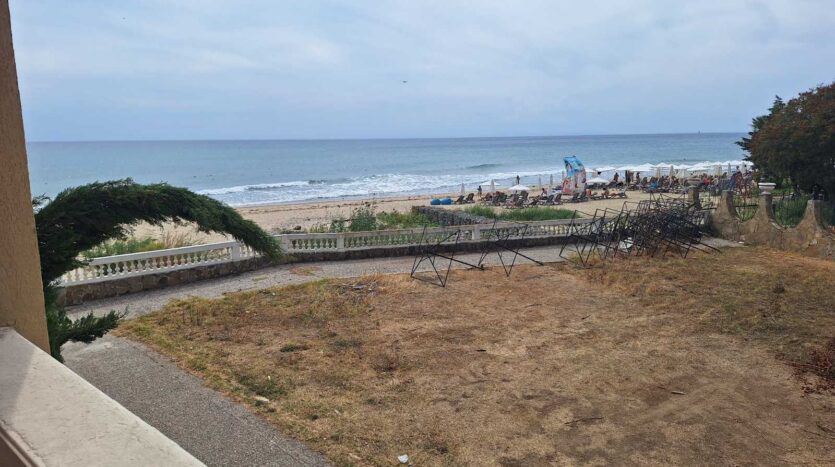 Zwei-Zimmer-Wohnung in erster Linie in Elenite mit Meerblick und ausgezeichnetem Investitionspotenzial