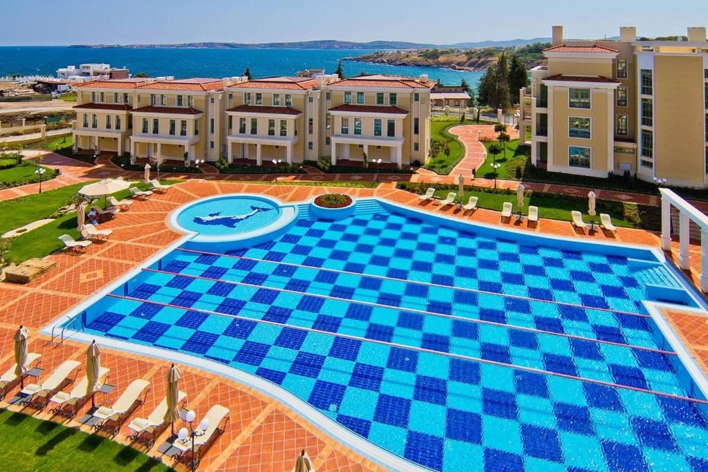 Wohnung in erster Meereslinie mit Meerblick – vollständig möblierte Immobilie in einer Wohnanlage im mediterranen Stil