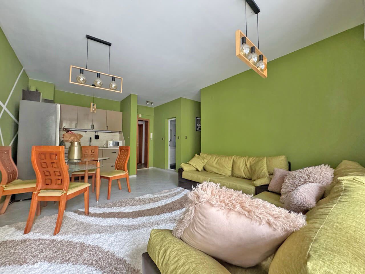 Geräumige Drei-Zimmer-Wohnung mit Poolblick in Sonnenstrand