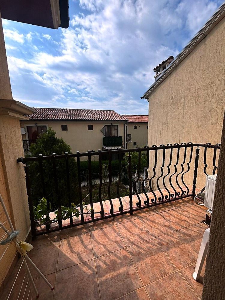 Helle Zweizimmerwohnung mit großer Terrasse und Blick ins Grüne in Elenite