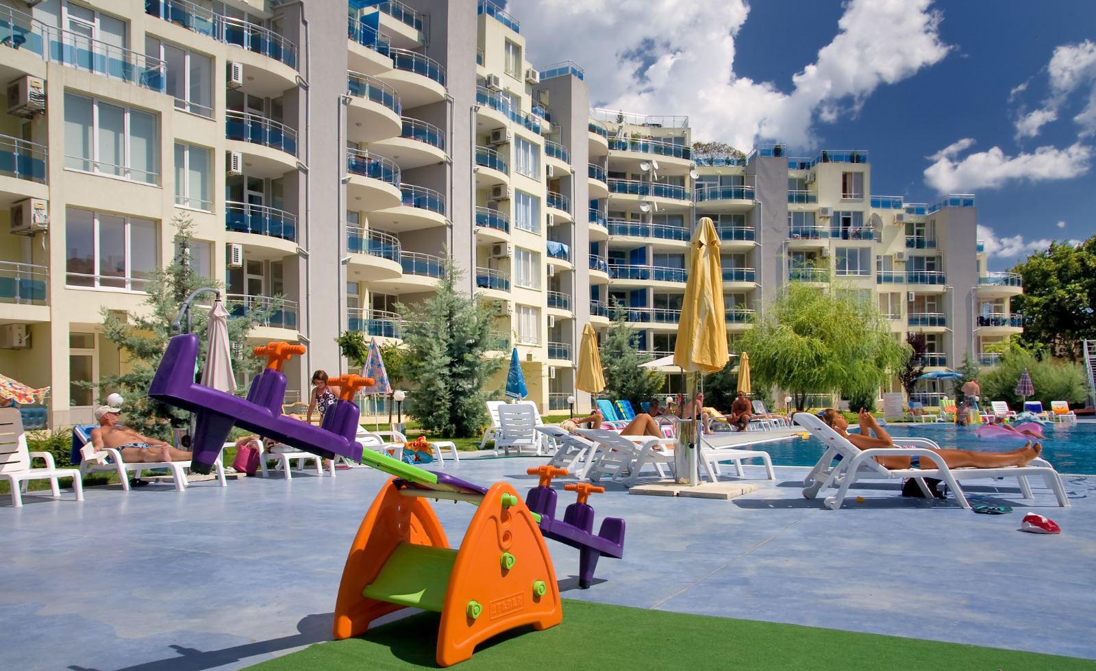 Sonniges und großzügiges Studio mit Meerblick in Ravda – 100 m vom Strand entfernt, in einer gepflegten Anlage mit Pool und Grünflächen