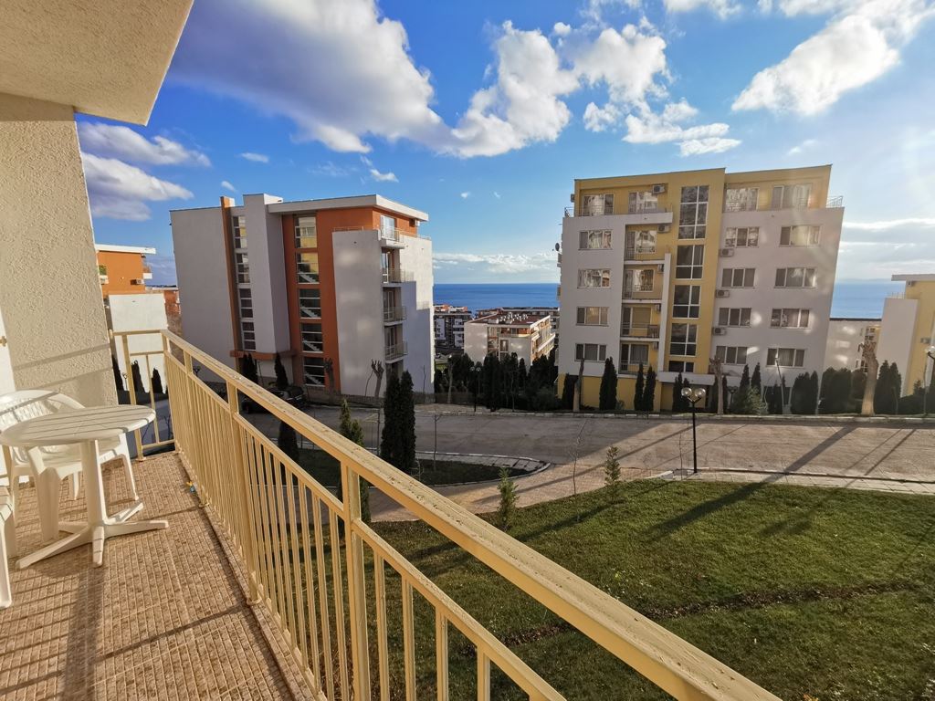 Wir bieten Ihnen eine exklusive Drei-Zimmer-Wohnung mit teilweisem Meerblick, gelegen in einer der gefragtesten und sehr gepflegten Anlagen in Sweti Wlas. 