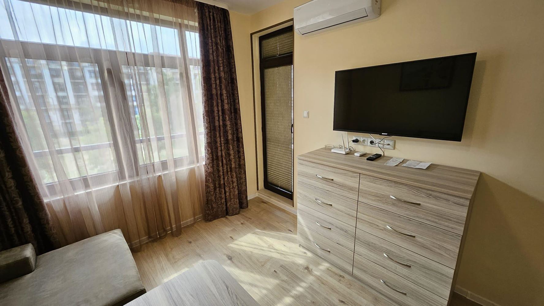 Gemütliche Zweizimmerwohnung in Pomorie mit niedriger Jahresgebühr und Blick auf einen begrünten Innenhof