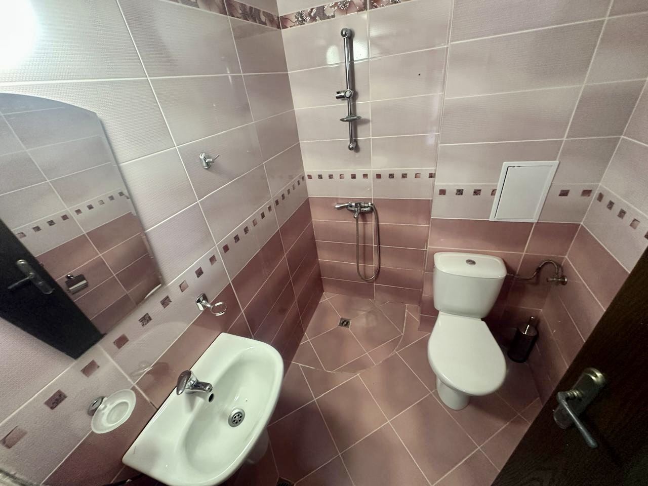 Geräumiges Erdgeschoss-Studio mit Terrasse und Möglichkeit zur Umwandlung in eine Ein-Zimmer-Wohnung – nur 300 m vom Meer