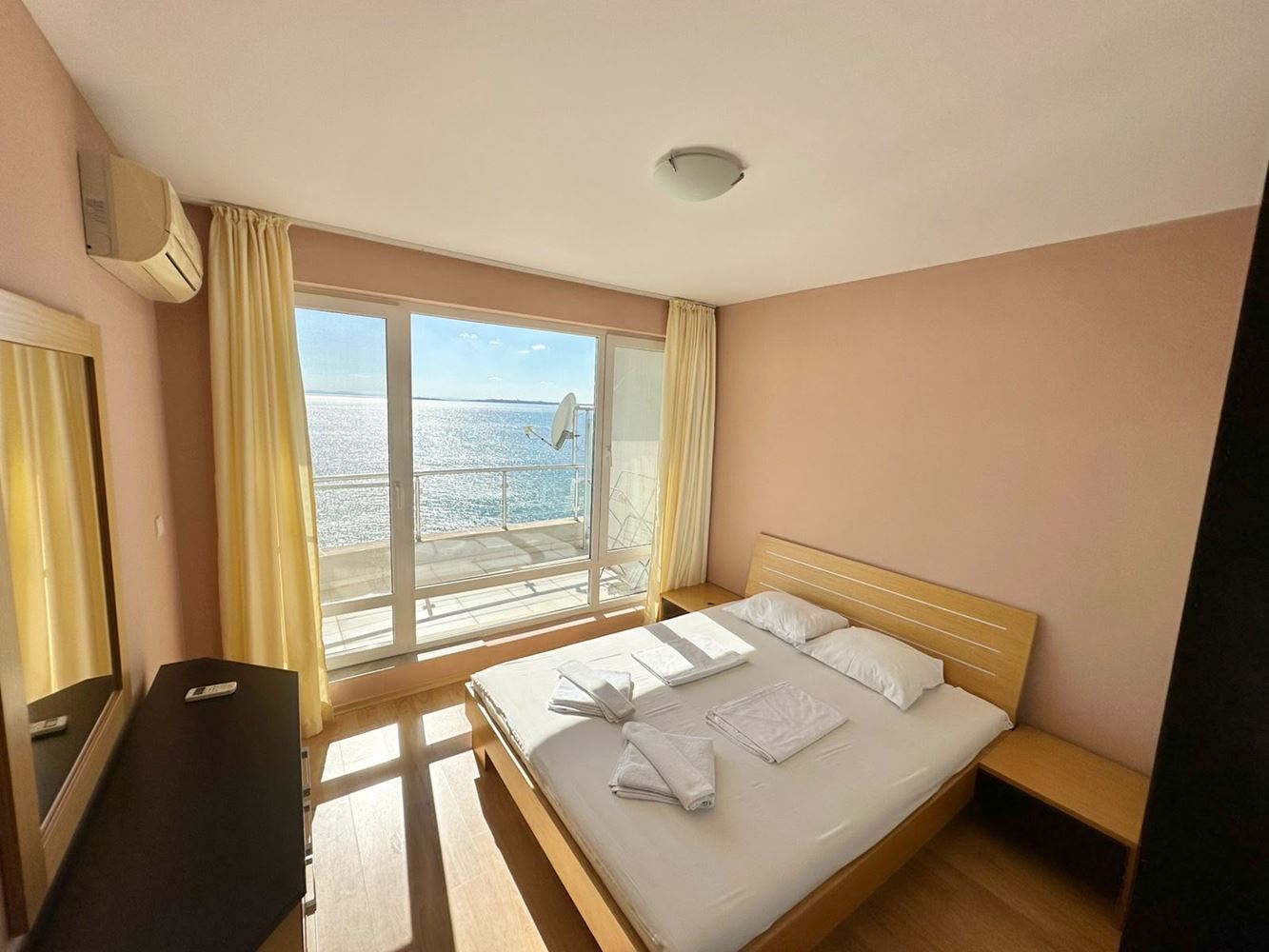 Erste Meereslinie in Sveti Vlas – beeindruckende Maisonettewohnung mit drei Schlafzimmern, Panoramablick und riesiger Terrasse