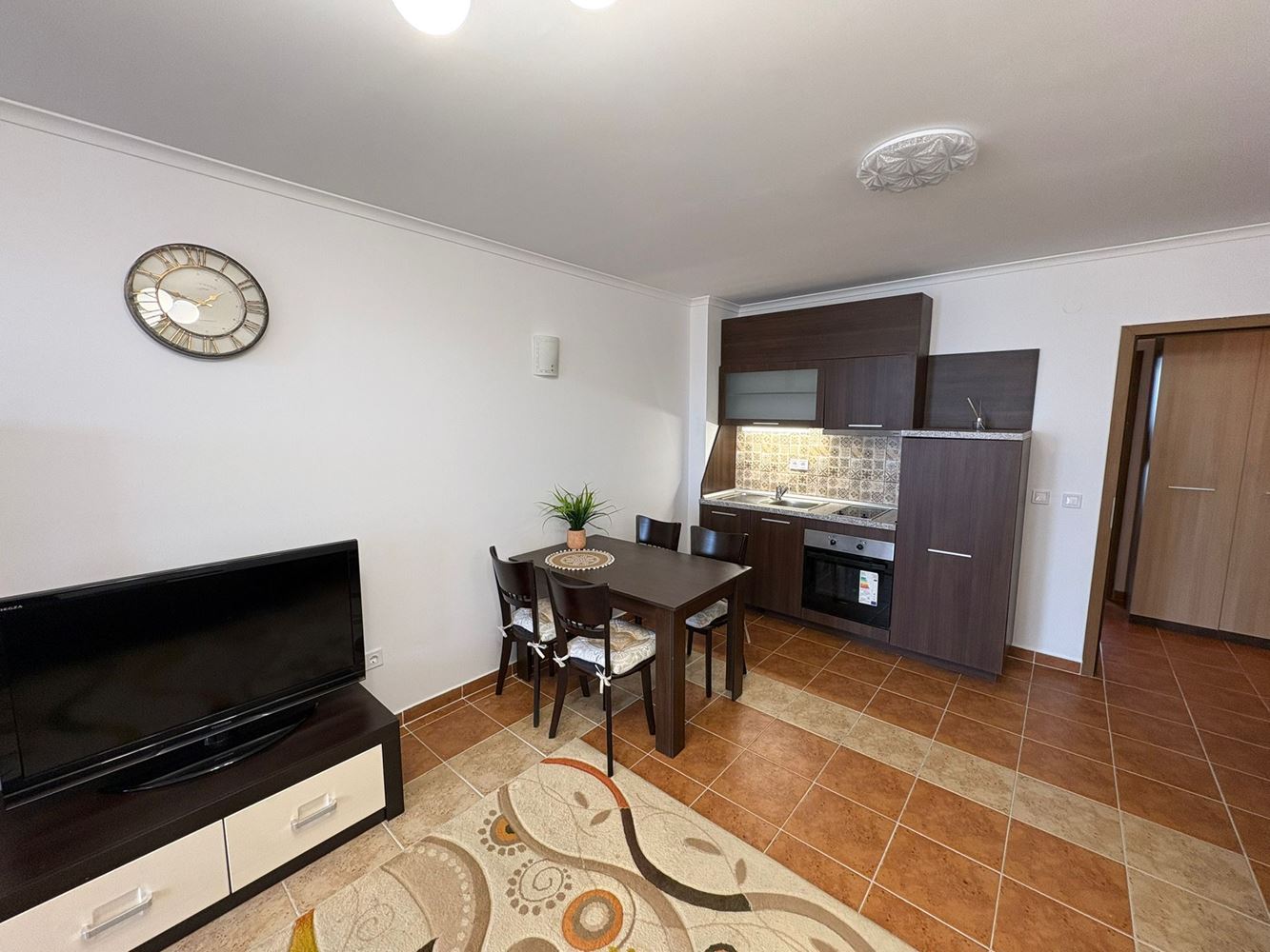 Panoramische Zwei-Zimmer-Wohnung in erster Meereslinie in Pomorie mit direktem Meerblick