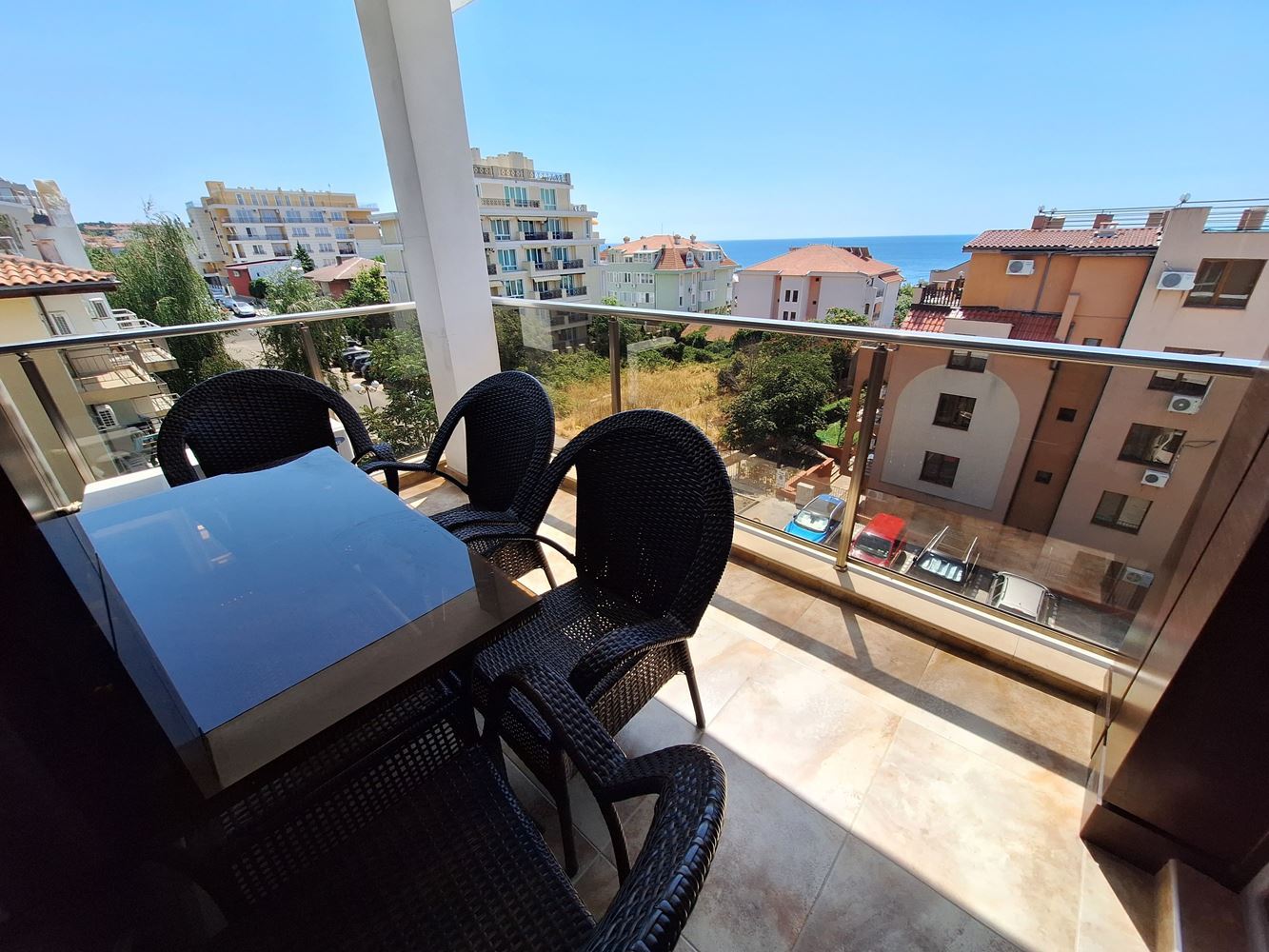 Geräumige 3-Zimmer-Wohnung mit Parkplatz nur 200 Meter vom Meer entfernt in Sveti Vlas