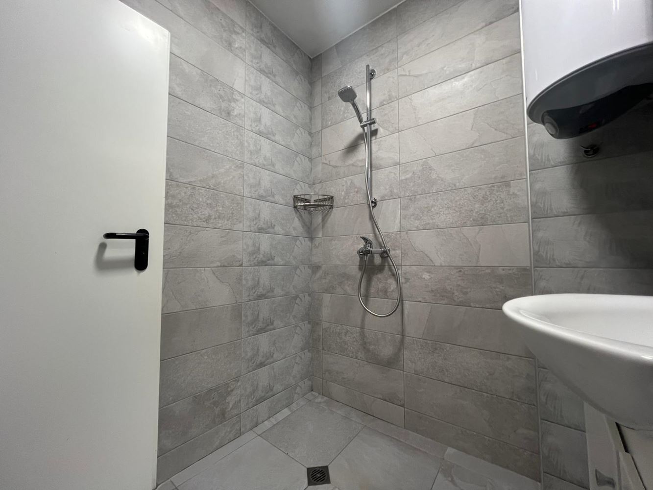 Großzügige Drei-Zimmer-Wohnung (Apartment mit zwei Schlafzimmern) mit großer Terrasse und Parkplatz in Sozopol – nahe Harmani-Strand