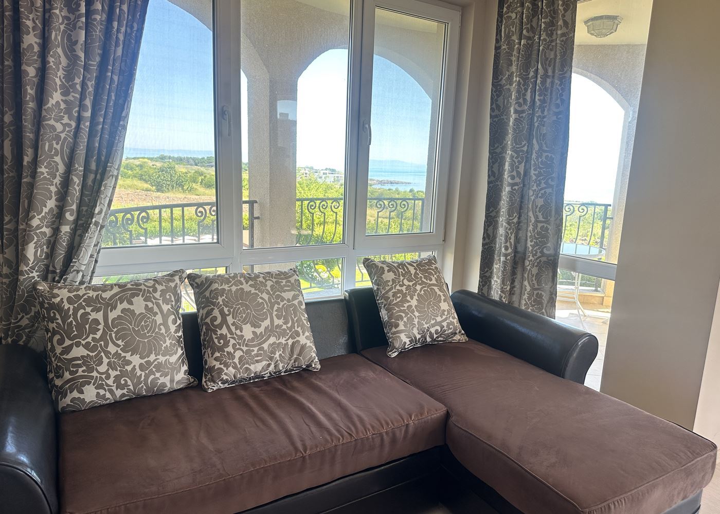 Geräumige 2-Zimmer-Wohnung mit Panoramablick auf das Meer in Tschernomorez – ein bezugsfertiges Zuhause am Meer