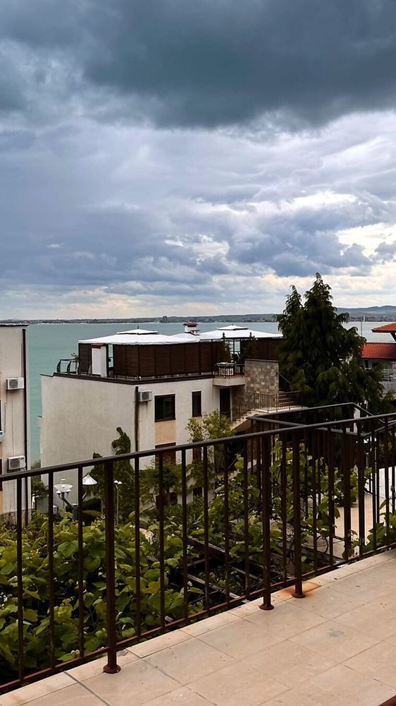 Drei-Zimmer-Wohnung mit Meerblick in einer prestigeträchtigen Anlage in Sveti Vlas