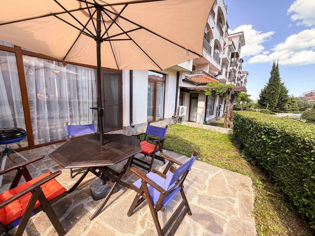 Großzügige Zweizimmerwohnung mit kleinem Privatgarten und großer Veranda in einer Anlage bei Aheloy