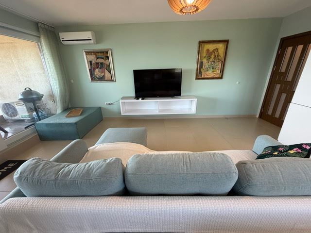 Geräumiges Appartment mit zwei Schlafzimmern in erster Meereslinie mit frontalem Panoramablick auf das Meer
